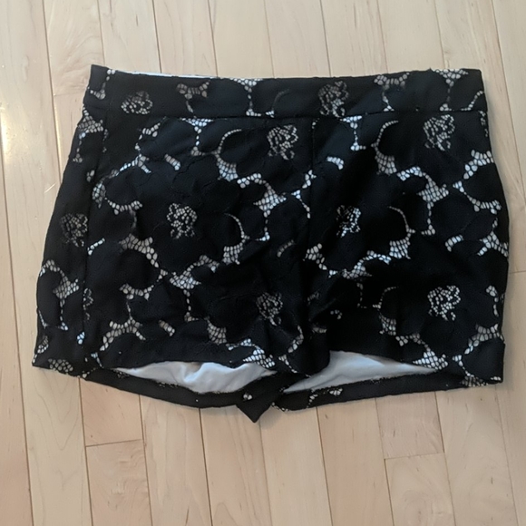 Express Tan an black flower lace patterned shorts - Picture 4 of 4